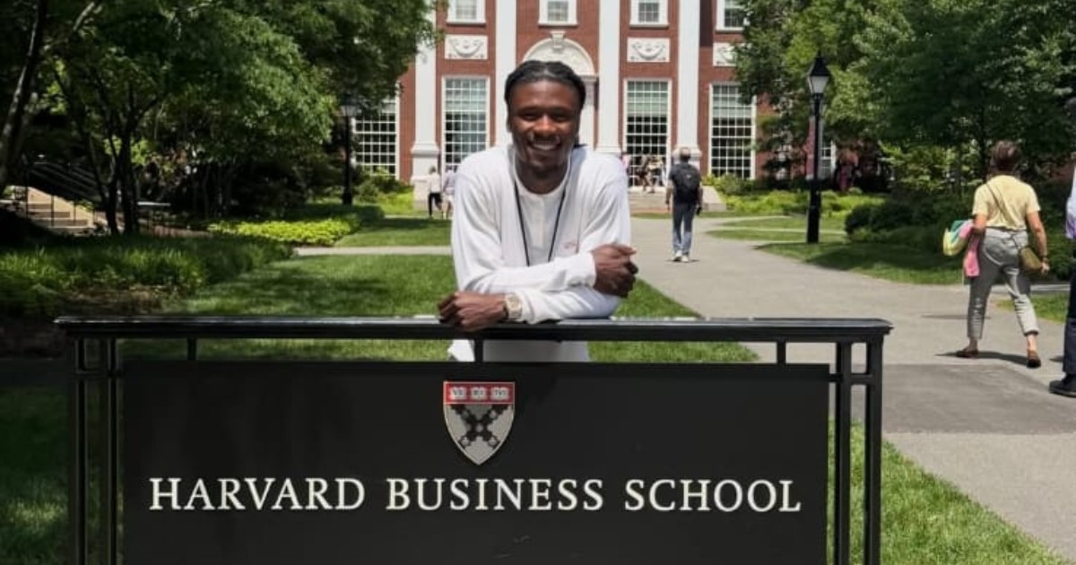 Eduardo Celmi Camavinga lângă un panou pe care scrie Harvard Business School.