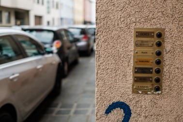 Intrarea în blocul în care locuiește Marius Hanganu
