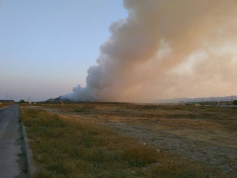 Incendiu la o groapă de gunoi din Bacău. Pompierii intervin cu 6 autospeciale