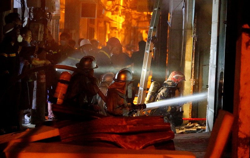 Cel puțin 12 persoane au murit și alte 54 au fost rănite în urma unui incendiu la un bloc din capitala vietnameză Hanoi