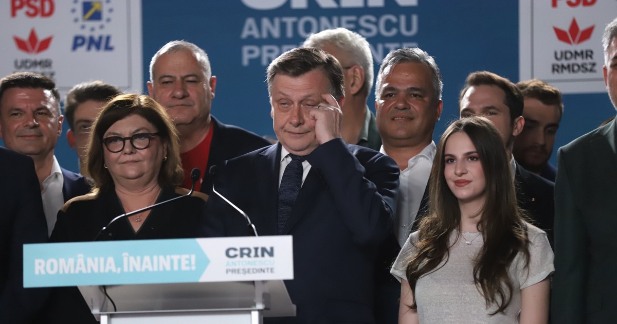 Crin antonescu suparat la pupitru inconjurat de simpatizantii sai