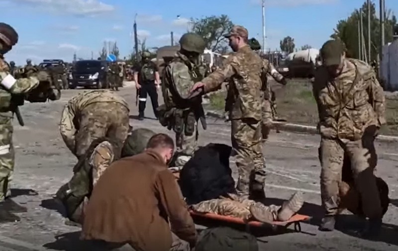 VIDEO | Imagini cu soldații din regimentul Azov care se predau rușilor, făcute publice la Moscova