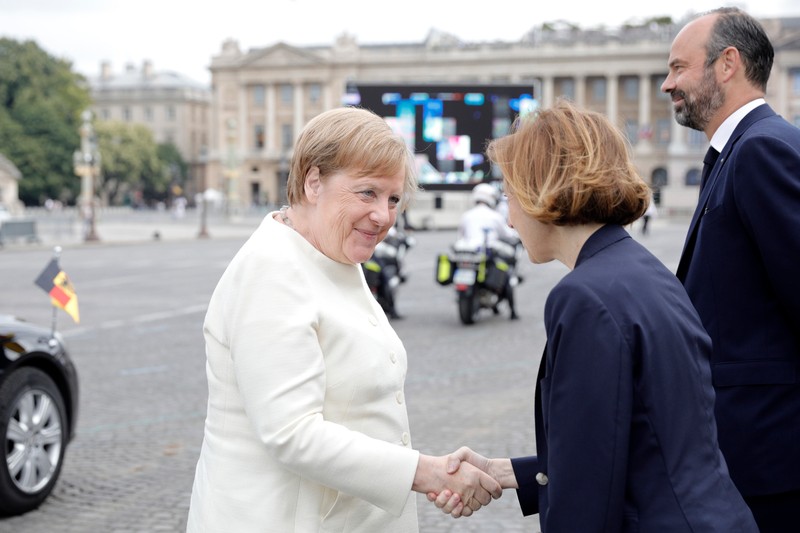 Cancelarul Angela Merkel strânge mâna ministrului francez al Apărării, Florence Parly, la defilarea de la Paris EPA-EFE/Kamil Zihnioglu