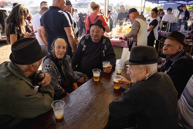 Susținătorii lui Călin Georgescu au discutat în jurul paharelor de bere. Sursa foto: Eli Driu