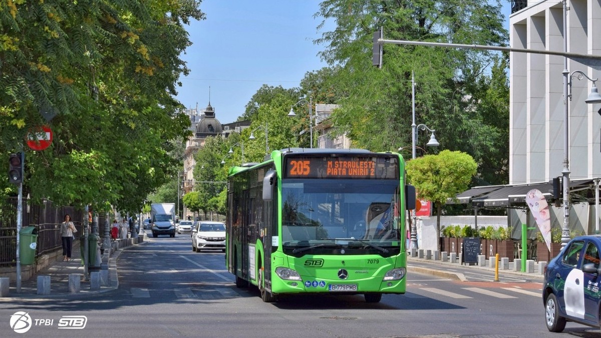 Un autobuz STB, în trafic