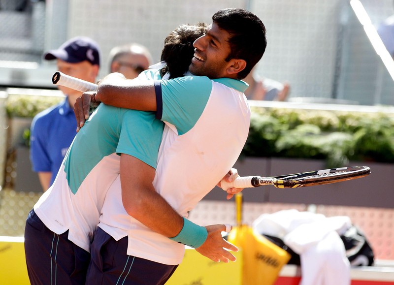 epa04742009 Indian tennis player Rohan Bopanna (R) and Romanian Florin Mergea celebrate after winning the Mutua Madrid Tennis Open tournament's double final match in Madrid, Spain, 10 May 2015. Bopanna and Mergea defeated Polish Marcin Matkowski and Serbian Zimonjic by 6-2, 6-7 (5) and 11-9. EPA/JuanJo Martin