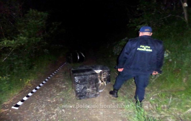 De frică să nu fie împușcați, contrabandiștii au abandonat marfă de peste 200.000 de lei. Cele 360.000 de țigarete fuseseră aduse din Republica Moldova