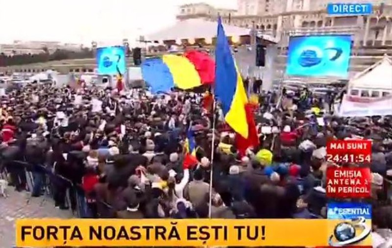 Mii de oameni, prezenți la adunarea Antena 3. Dana Grecu, în genunchi pe scenă | FOTO