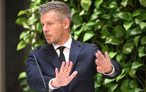 Prim-ministrul Ungariei, Peter Magyar, îmbrăcat în costum negru și gravată neagră, susține o conferință de presă la sediul Primului Ministru din Budapesta, Ungaria, pe 3 septembrie 2026. 