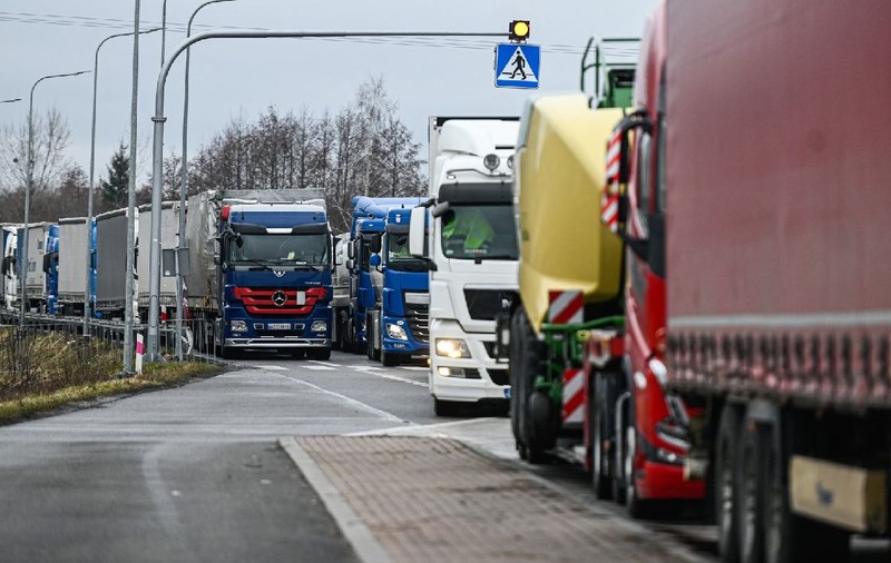 Patru șoferi români de TIR au fost păcăliți cu 93.000 de euro de firma care i-a angajat în țară și i-a trimis să conducă în Belgia