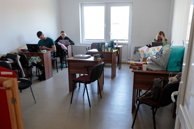 În „sala părinților”, Andrei caută online anunțuri cu locuri de muncă