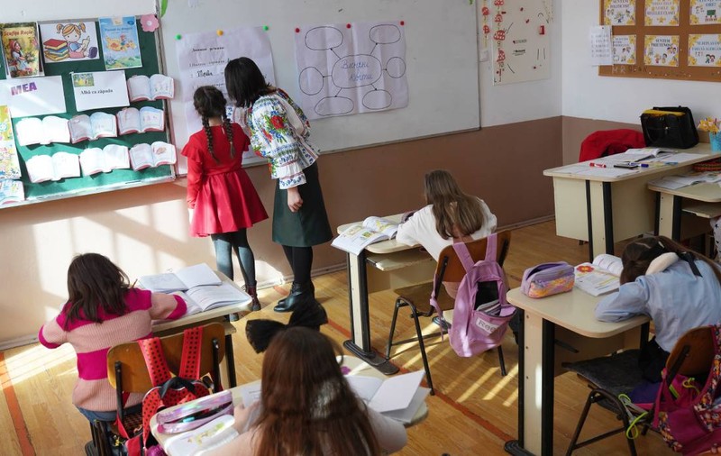 Câți bani pierde o profesoară cu peste 25 de ani vechime la un liceu din București, conform noului proiect de lege a salarizării