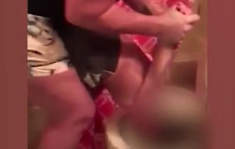 VIDEO | O mamă a fost filmată în timp ce își băga fiul de trei ani cu capul în toaletă