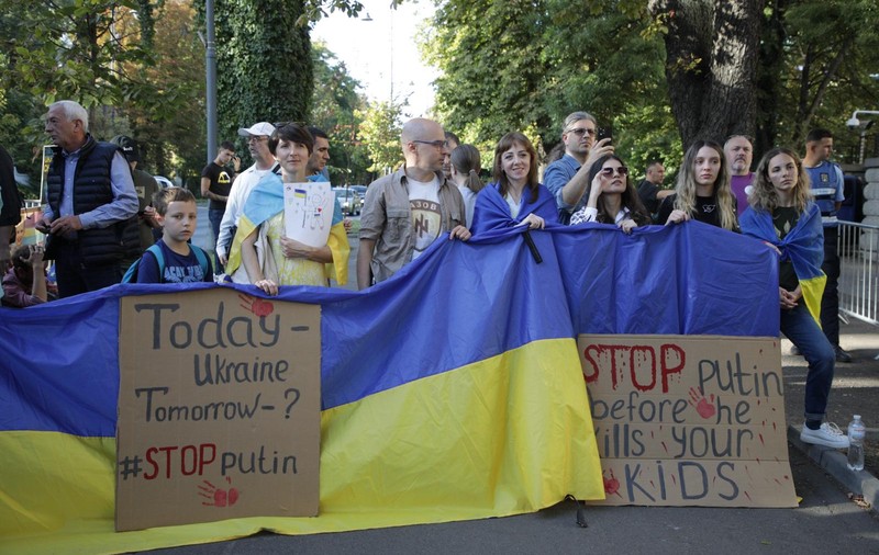 Ucrainenii din București au protestat în fața Ambasadei Rusiei. „Ne dorim foarte mult să ne întoarcem acasă”