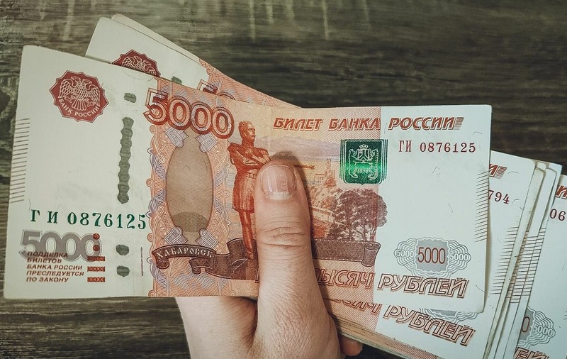 Cel puțin un miliard de ruble în bancnote false, distribuite inclusiv de bancomate, împrăștiate în toată Rusia. 24 de oameni au fost arestați