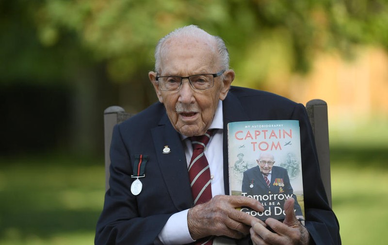 Sir Tom Moore, veteranul de război de 100 de ani care a strâns peste 32 de milioane de lire sterline pentru medicii din Marea Britanie, a murit de COVID