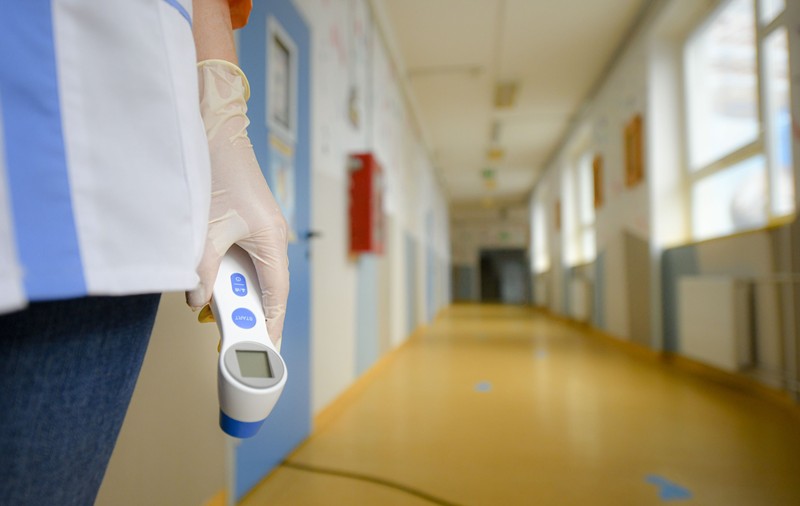 Răsturnare de situație în cazul asistentei din Iași cu COVID de o lună, căreia medicii nu îi dădeau concediu medical: chemată la consult la șefa de la Infecțioase