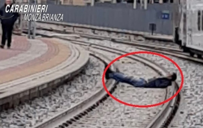 Un marocan beat a blocat circulația trenurilor, după ce s-a culcat pe șinele de cale ferată, în Italia: „Eram obosit, am adormit”