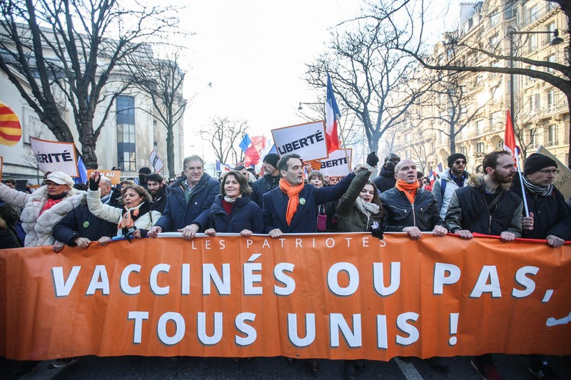 Candidatul la președinție Florian Philippot în fruntea unei manifestații împotriva vaccinării și a certificatului COVID Foto: EPA