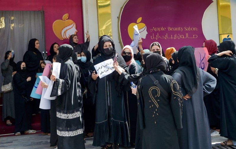Protest al femeilor afgane la Kabul față de hotărârea talibanilor de a închide saloanele de înfrumusețare. „Nu-mi luați pâinea și apa”