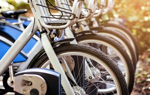 Mai multe biciclete în zona specială pentru depozitare