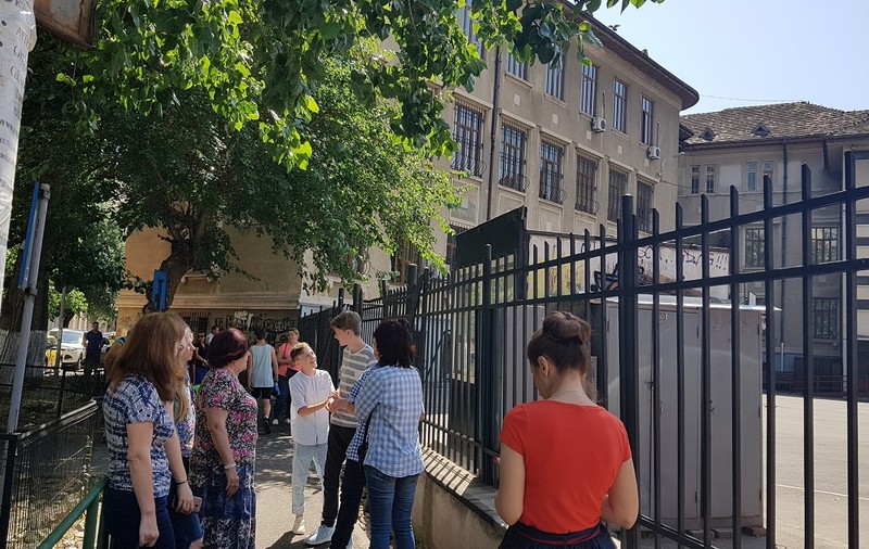 REPORTAJ/ Elevii au trecut de primul hop de la Evaluarea Națională 2018: “Subiectele au fost ușoare!”