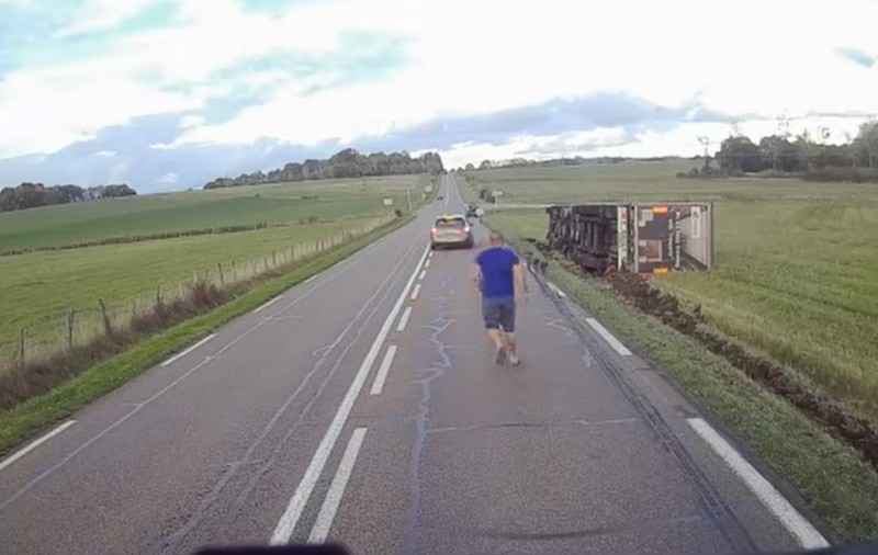 Șofer de TIR strangulat cu centura, salvat de la moarte de un coleg român: „Atârna în ea!” | VIDEO