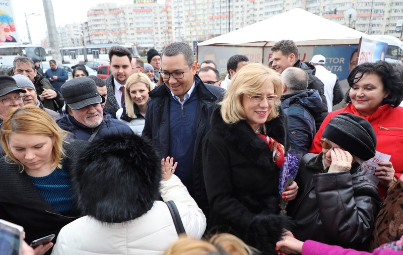FOTO | Victor Ponta şi Corina Creţu au strâns semnături pentru Pro România, în Piaţa Obor