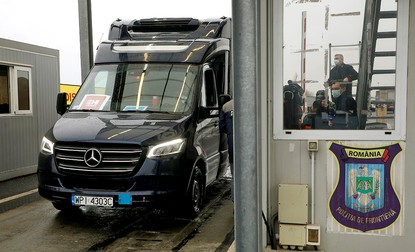 Primele 10.000 de doze de vaccin anti-COVID-19 au ajuns în România cu un camion special, pe la Vama Nădlac II | Foto: Agerpres