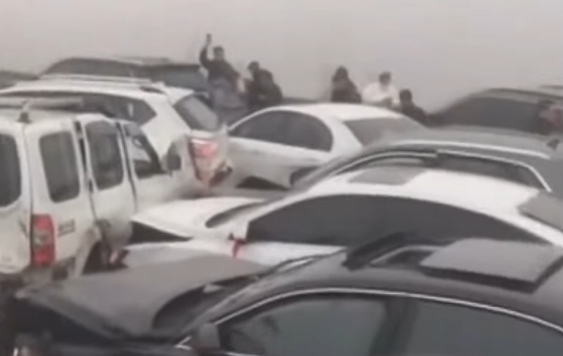 Polițiștii au livrat tăieței instant victimelor unui accident cu peste 100 de mașini, pe o autostradă unde vizibilitatea era sub 100 de metri, în China | VIDEO