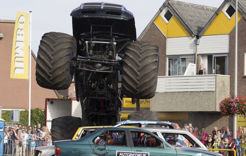 Accident şocant în Olanda! A pierdut controlul lui "monster truck" şi a intrat direct în spectatori | VIDEO ŞOCANT 