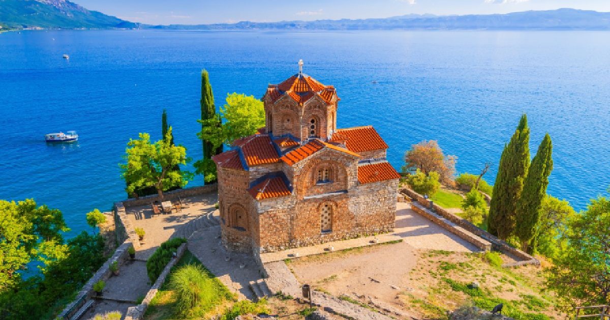 Vedere aeriană a Bisericii Sfântul Ioan din Kaneo pe Lacul Ohrida, în Macedonia de Nord