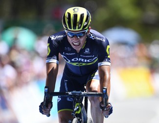 epa05737423 Colombian Esteban Chaves of team Orica-Scott finishes stage five of the Tour Down Under in third place in Willunga Hill near Adelaide, South Australia, Australia, 21 January 2017. EPA/DAN PELED AUSTRALIA AND NEW ZEALAND OUT