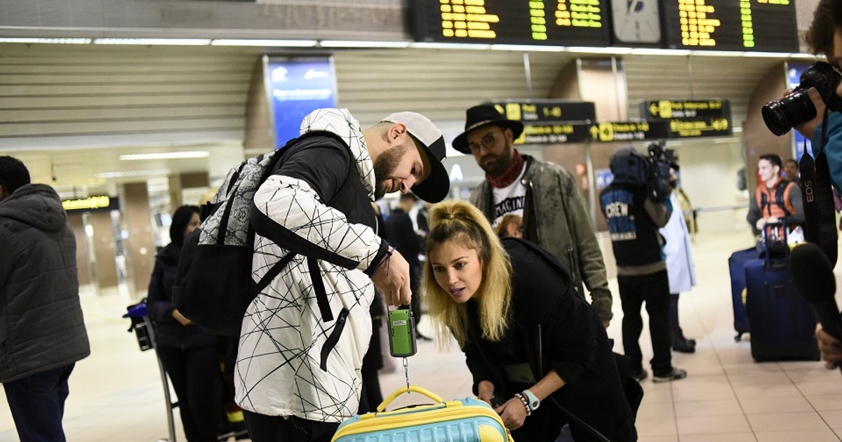 Vedetele au luat startul în aventura Asia Express. Imagini din aeroport.