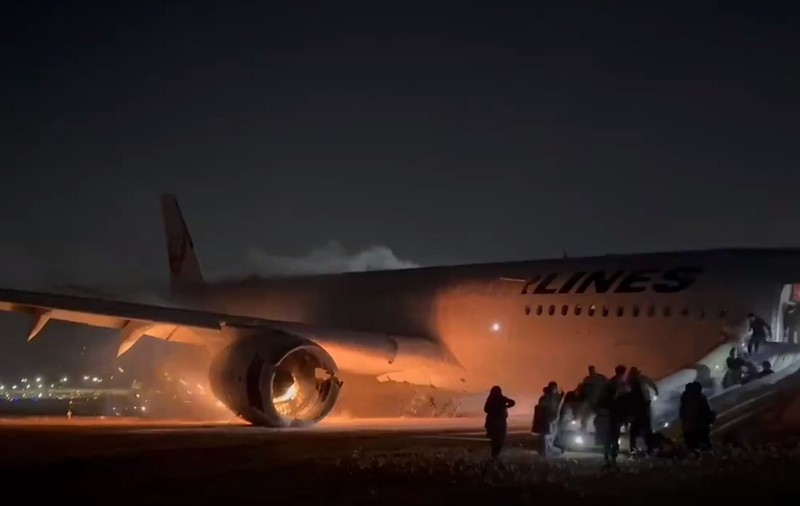 Cei 379 de pasageri și membrii ai echipajului din avionul care a luat foc în Tokio, evacuați în 90 de secunde: „Un miracol”