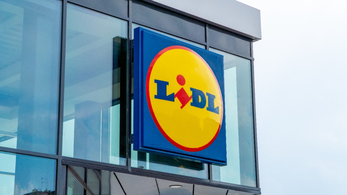 Logo-ul Lidl pe geamul unui magazin.