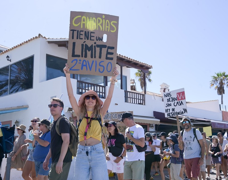 Turiștii străini din Tenerife, goniți de localnicii deranjați de turismul excesiv: „Nu avem paturi suficiente pentru toți" | VIDEO