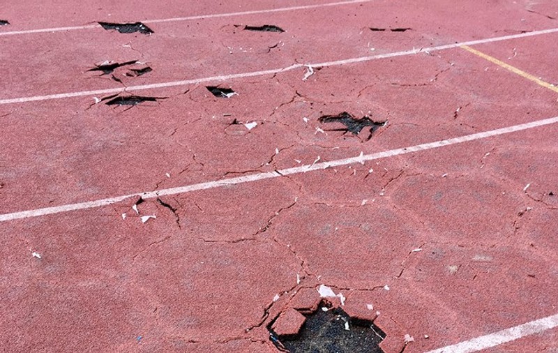 Pista stadionului din Cluj, distrusă de concertul UNTOLD. Plus scaune rupte. Replica organizatorilor / GALERIE FOTO