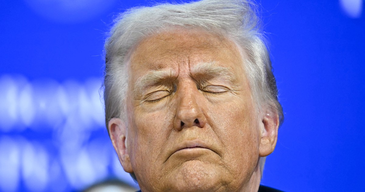 Președintele american Donald Trump stă cu ochii închiși în timpul Consiliului de pace de la Davos si se pare că la ochiul lui drept are o vânătaie.
