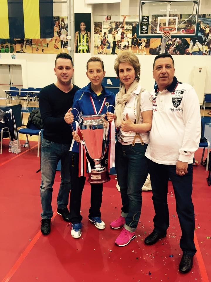 Eliza Samara, alături de mama ei și cu trofeul acordat în Liga Campionilor