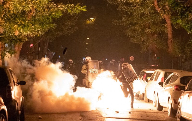 Proteste violente în Atena și Salonic, după ce un adolescent a fost împușcat de Poliție în timpul unei urmăriri | VIDEO