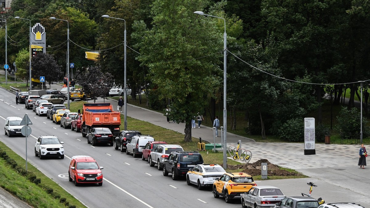 Coadă la o benzinărie din Moscova Foto: Profimedia