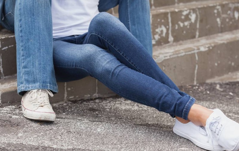 Un specialist român în denim dezvăluie procesul de fabricație a blugilor: „Sunt chimicale periculoase implicate și oameni care-și riscă sănătatea”