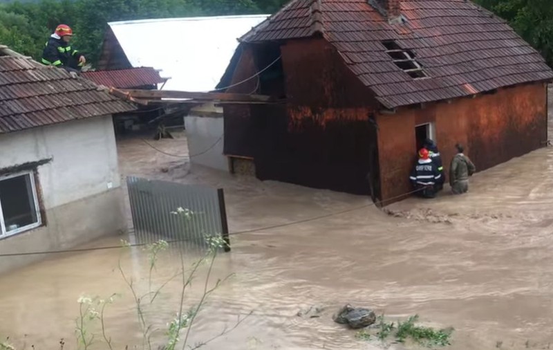 VIDEO |  Mai multe județe, sub ape. În Bihor zeci de familii au fost salvate din calea viiturilor. Bilanțul autorităților