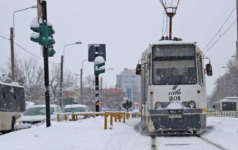 Tramvaie și troleibuze blocate în București din cauza vremii. Un vatman nu a reușit să parcurgă traseul de la un capăt la celălalt în 5 ore