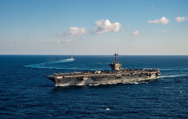 Un portavion american s-a ciocnit cu o navă comercială în Marea Mediterană
