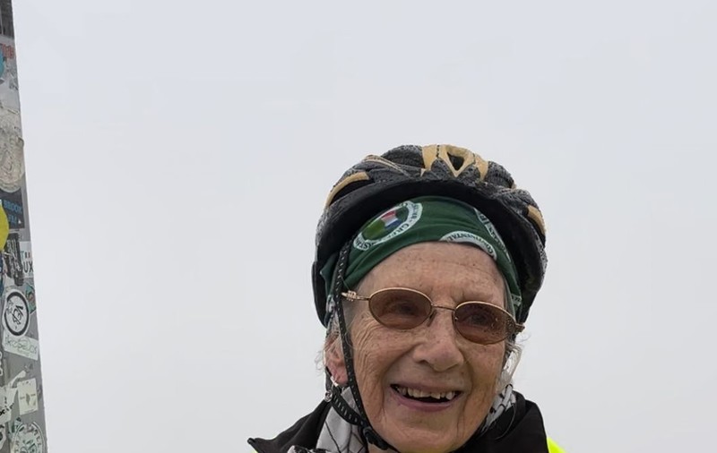 O britanică de 82 de ani s-a cățărat pe legendarul Mont Ventoux pentru a strânge bani pentru copiii din Fâșia Gaza
