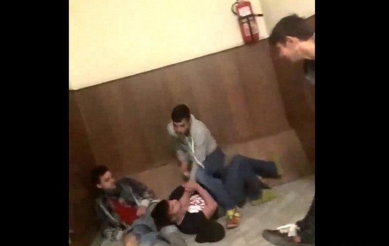 VIDEO | Scene violente la un liceu din Oradea: "Bă, îl omori! Nu-l strânge de gât, mă! Lasă-l!"