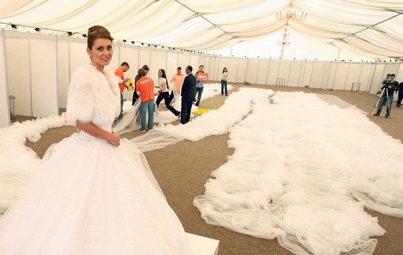 Un nou record în Capitală: Rochie de mireasă cu trenă de peste 1 km