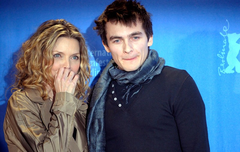 Michelle Pfeiffer, în pat cu un tânăr de 19 ani